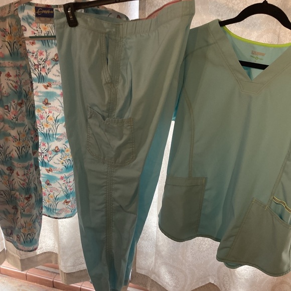 Scrubs size large great condition sold asset will not separate. - Picture 9 of 11